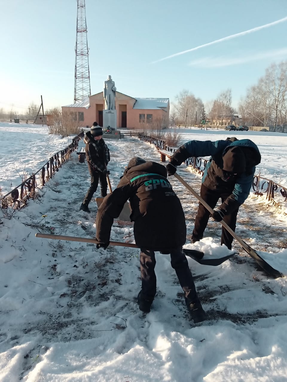 Акция по очистке от снега памятных мест ко Дню неизвестного солдата.