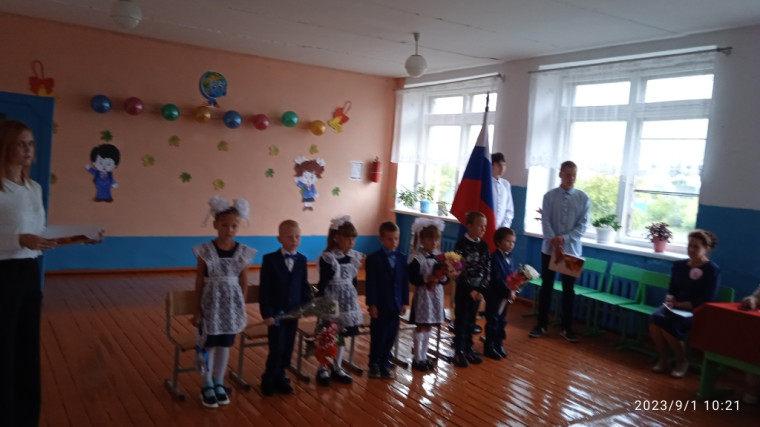 Прошла торжественная линейка, посвященная Дню Знаний.